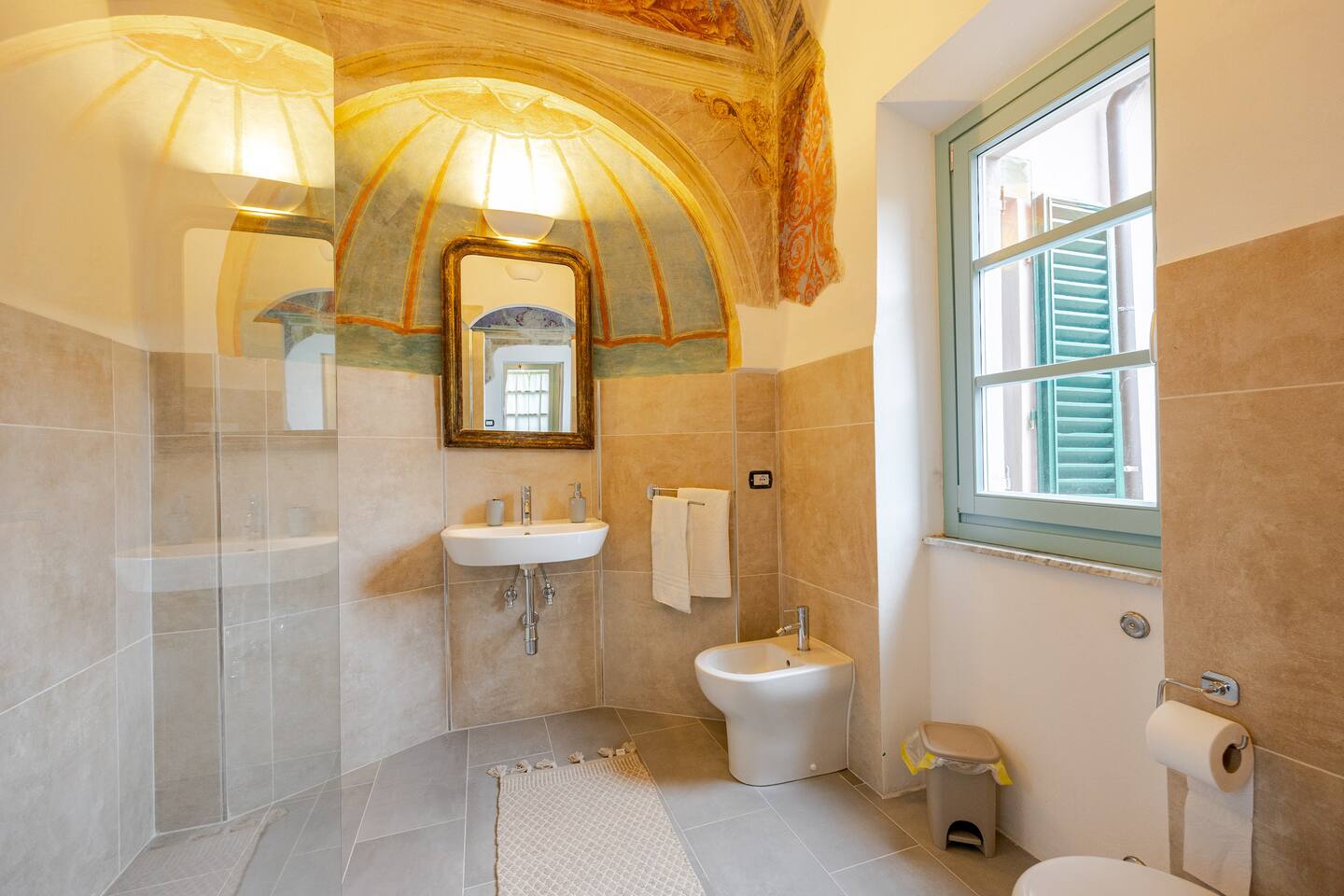 Bagno della camera matrimoniale con doccia e pareti decorate