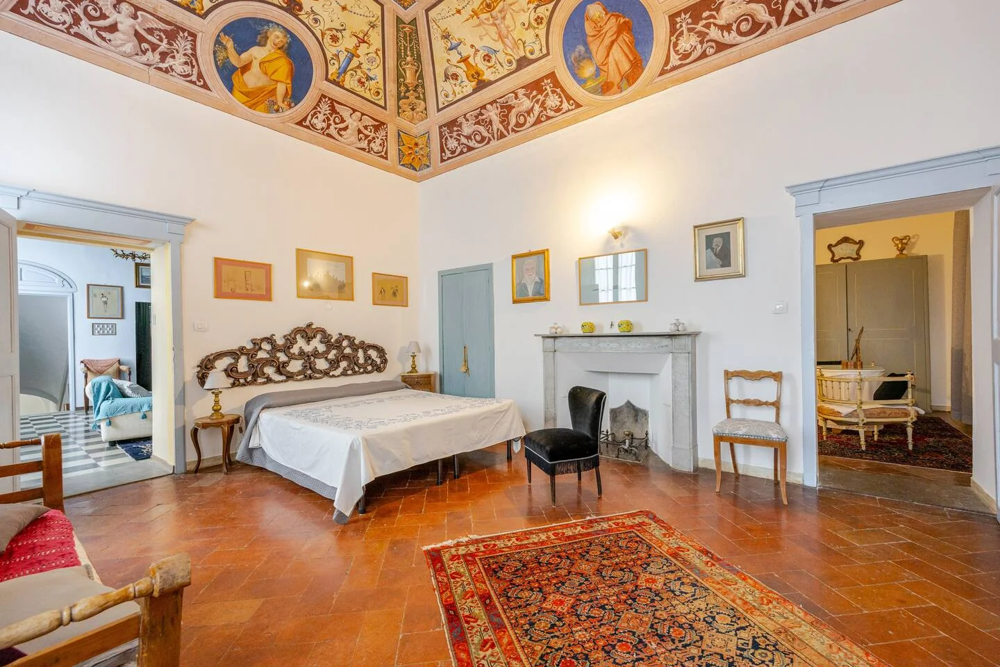Camera con soffitto affrescato
