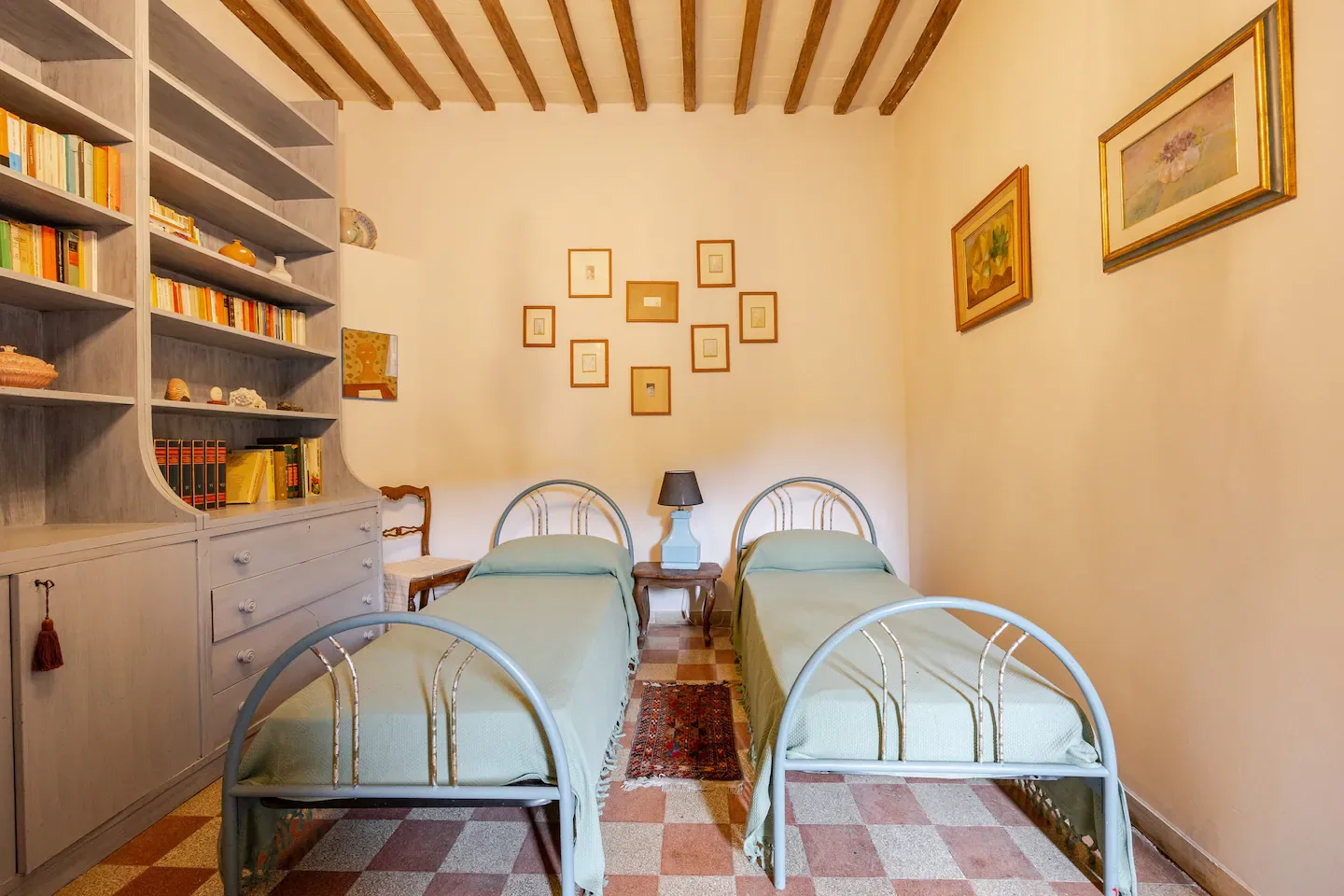 Camera doppia con due letti singoli e libreria