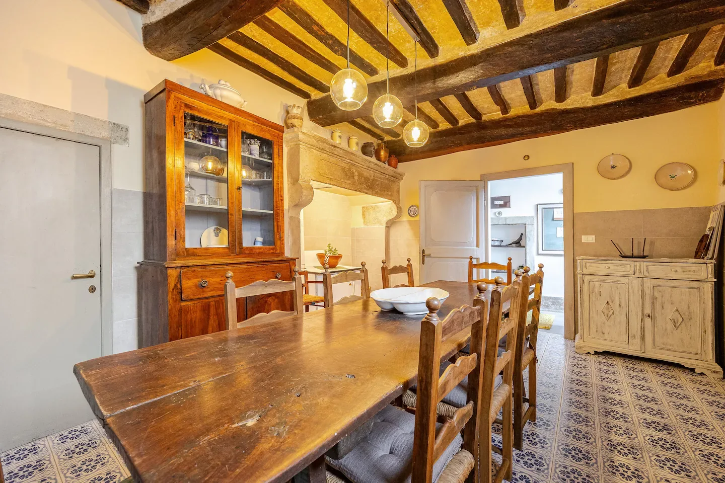 Cucina attrezzata con zona pranzo al piano terra