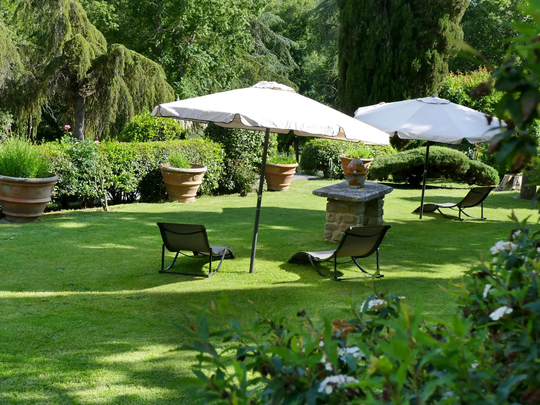 Tavoli e sedute nel giardino