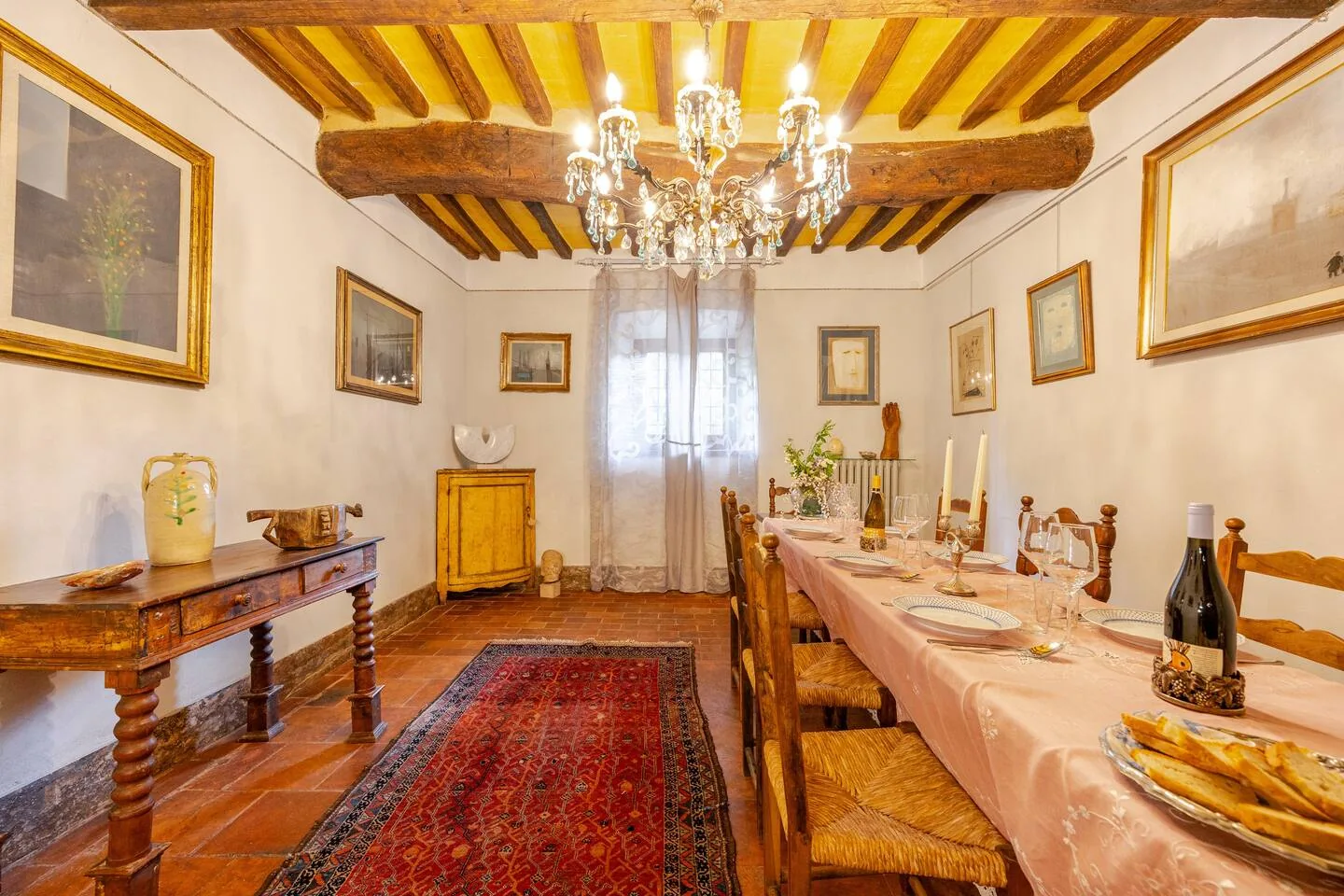 Sala da pranzo separata dalla cucina, al piano terra