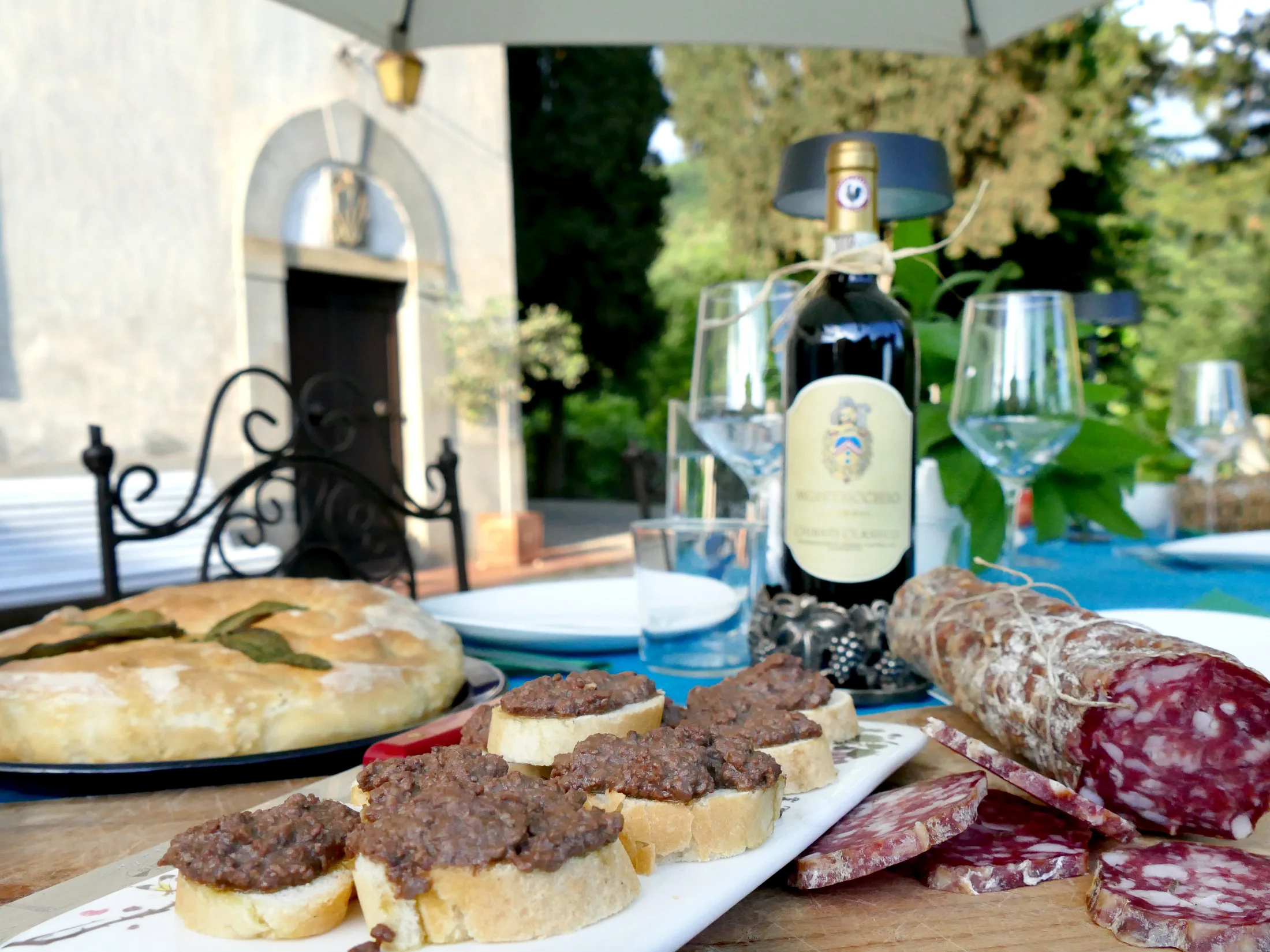 Vino e prodotti locali serviti in villa