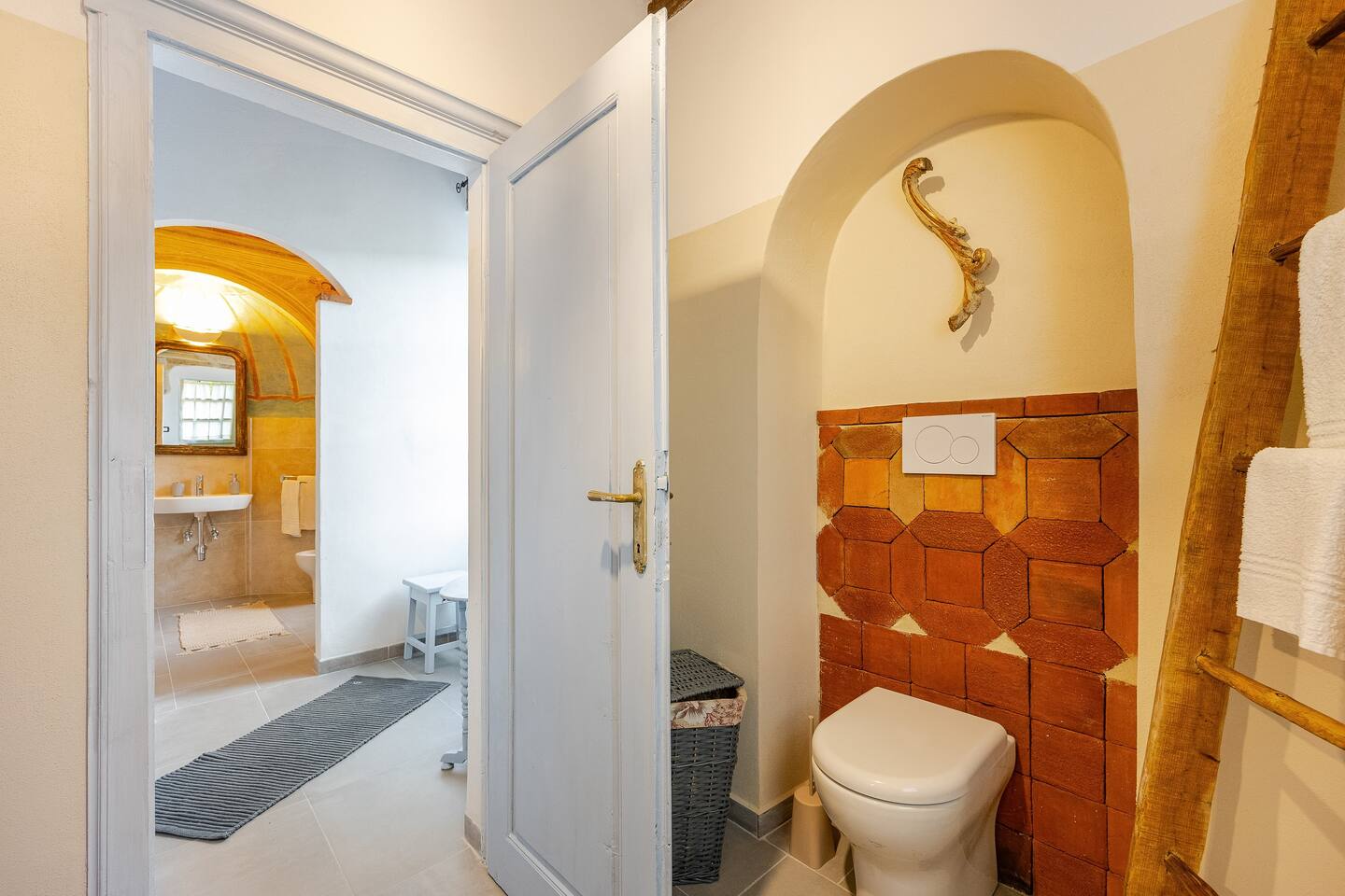 Toilette separata della camera matrimoniale, con nicchia rivestita in cotto